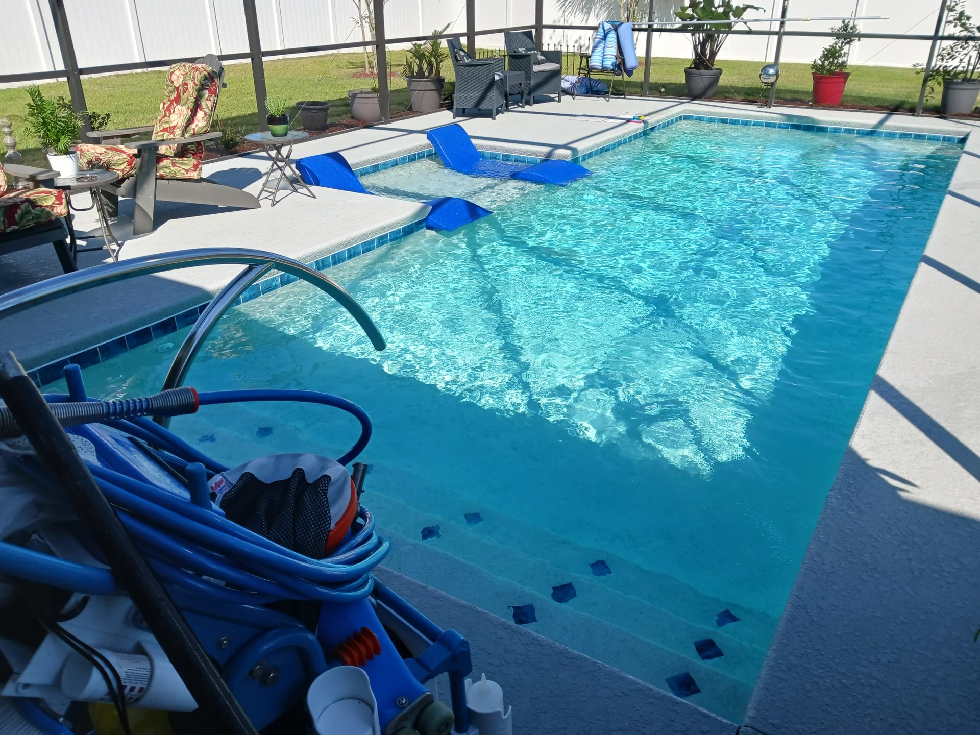 Detailed pool tile cleaning and calcium removal